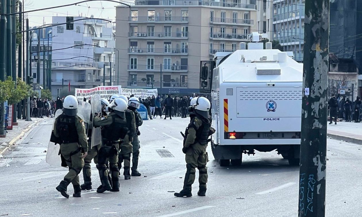 Τέμπη: Επεισόδια στο κέντρο της Αθήνας – Χρήση της «αύρας» από την ΕΛΑΣ