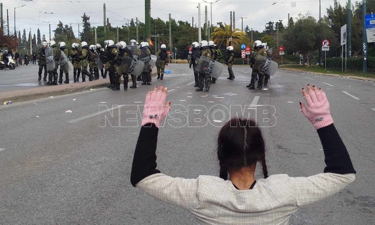 Τέμπη: Διαδηλώτρια σηκώνει τα χέρια μπροστά στους αστυνομικούς