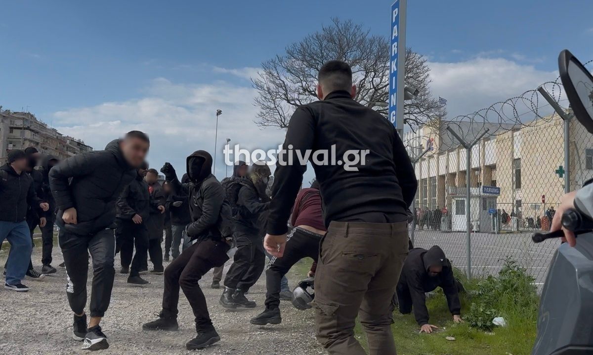 Θεσσαλονίκη: Κουκουλοφόροι επιτέθηκαν σε άτομα με ελληνικές σημαίες – Άγριο ξύλο (vid)
