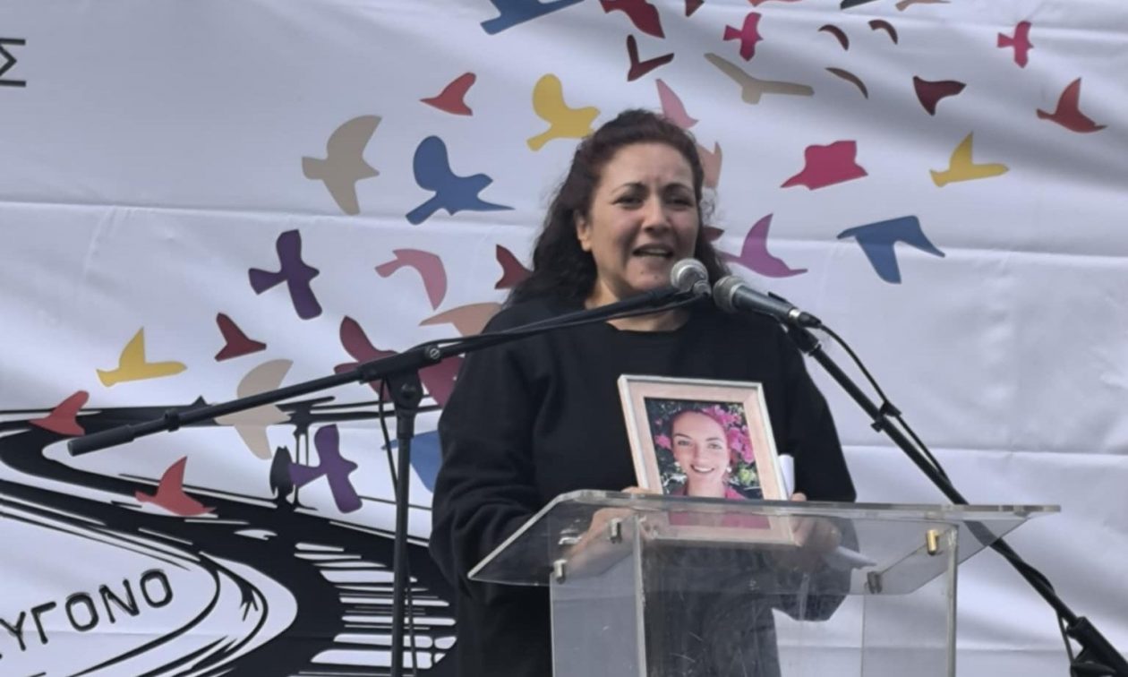 Σπάραξε η μητέρα της Κυριακής Γρίβα- Βίντεο από τη συγκλονιστική ομιλία στη συγκέντρωση για τα Τέμπη