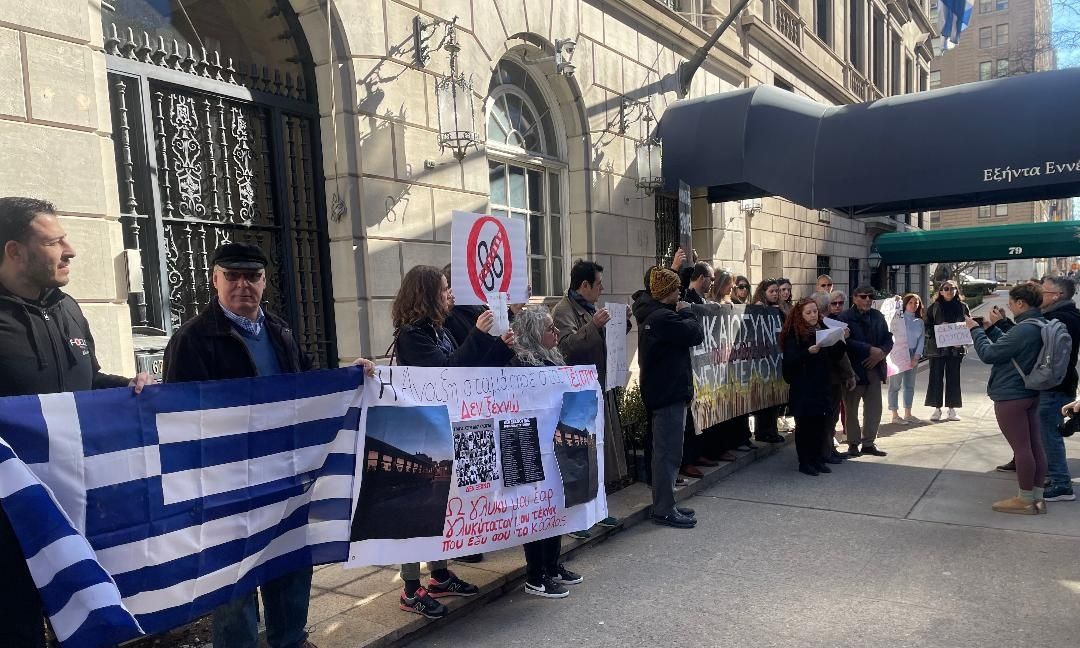 ΗΠΑ: Ομογενείς στην Νέα Υόρκη διαδήλωσαν για τα Τέμπη