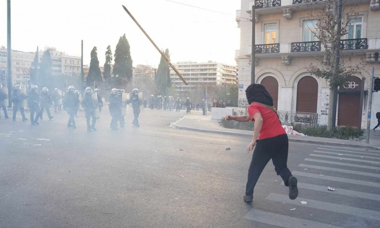 Η επόμενη μέρα στο Σύνταγμα – Εικόνες καταστροφής από το κέντρο της Αθήνας