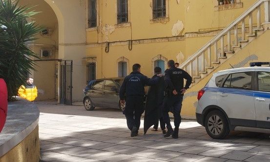 Χανιά: Ο 46χρονος μπήκε στο αστυνομικό μέγαρο με ψαροντούφεκο – Κατηγορεί τον σύντροφο της πρώην του
