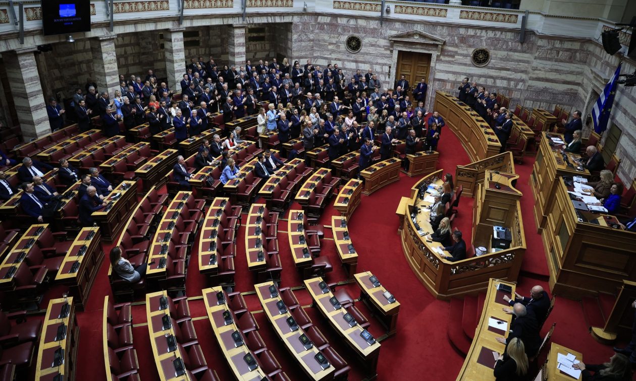 ΠΑΣΟΚ και ΣΥΡΙΖΑ ανεβάζουν θερμοκρασία ενόψει της καυτής «εβδομάδας Τεμπών» στη Βουλή