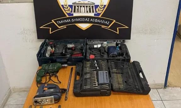 Ηλιούπολη: Σύλληψη διαρρήκτη φορτηγού επ’ αυτοφώρω – Κουβαλούσε τρυπάνια, κατσαβίδια, κόφτες