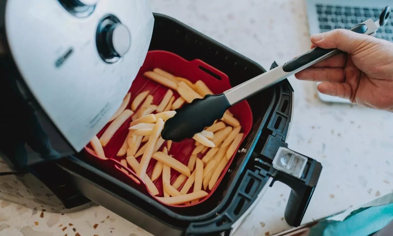 Air Fryer: Τα 6 κόλπα για να καταναλώνει ακόμη λιγότερη ενέργεια και να πληρώνετε λιγότερα