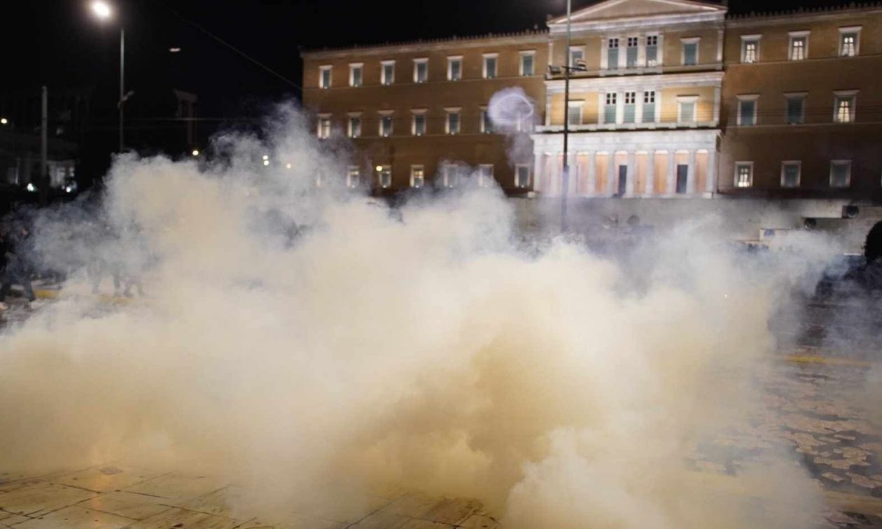 Βουλή – Πρόταση μομφής κατά της κυβέρνησης: Κόντρα Πλεύρη – Γερουλάνου για τα επεισόδια