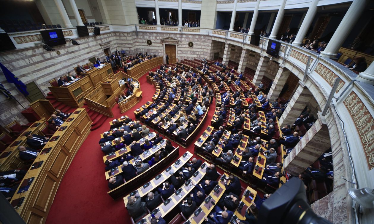 Κοινοβουλευτικές μάχες μέσα, οδομαχίες έξω: Η πρόταση δυσπιστίας «ανακατεύει» όλη την ατζέντα