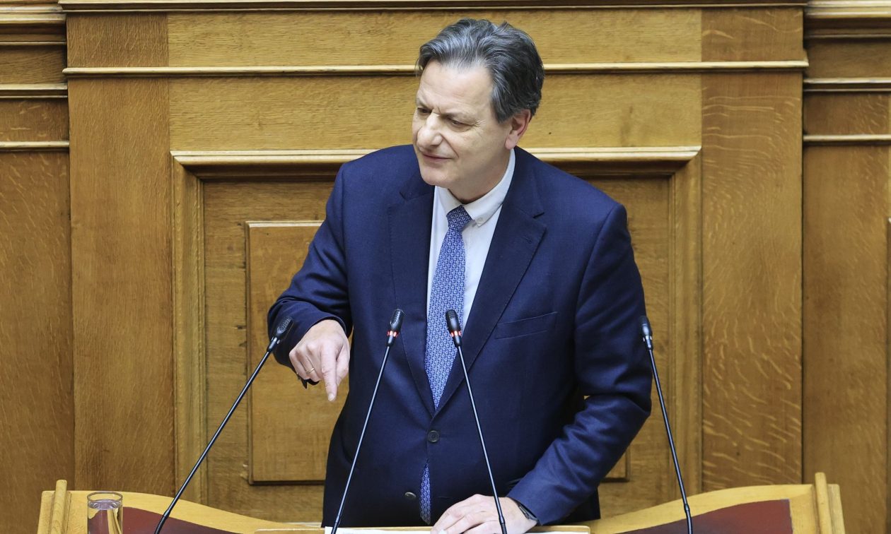 Βουλή – Σκυλακάκης: «Να προστατεύσουμε τους θεσμούς από τους κρυφούς και φανερούς εχθρούς τους»