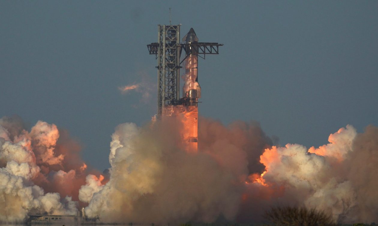 Εξερράγη το διαστημόπλοιο Starship – Γέμισε πύρινα συντρίμμια ο ουρανός – Δείτε εντυπωσιακές εικόνες