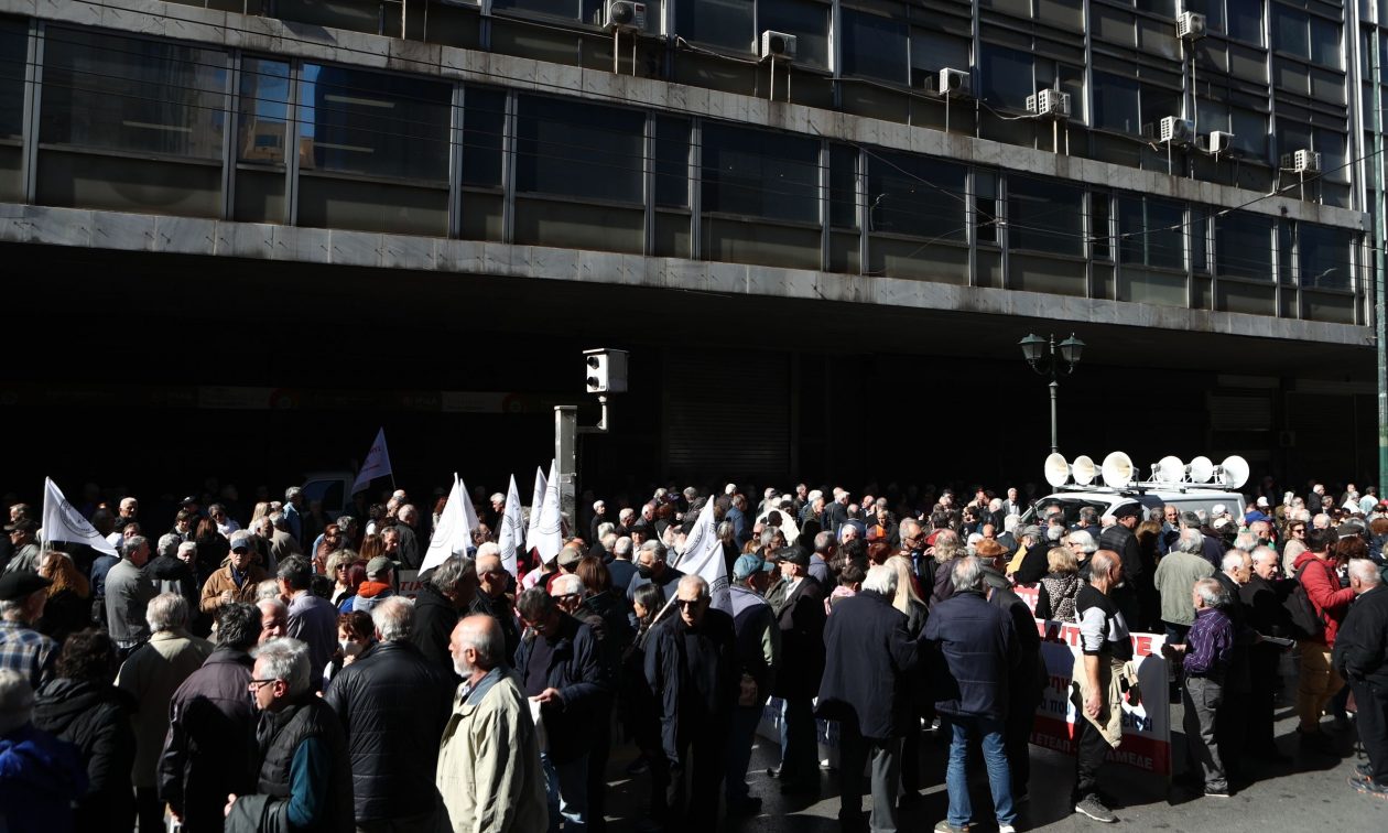Παναττική συγκέντρωση διαμαρτυρίας συνταξιούχων στο Υπουργείο Εργασίας- Τι διεκδικούν