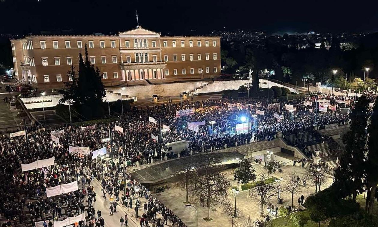 Τέμπη: Μαζικές κινητοποιήσεις σε Αθήνα, Θεσσαλονίκη, Πάτρα και Κρήτη – Πλήθος κόσμου στους δρόμους