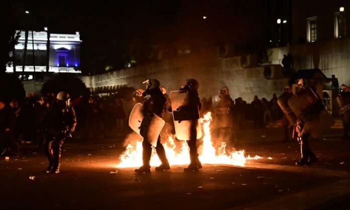 1632558-53777471-syntagma-epeisodia.jpg
