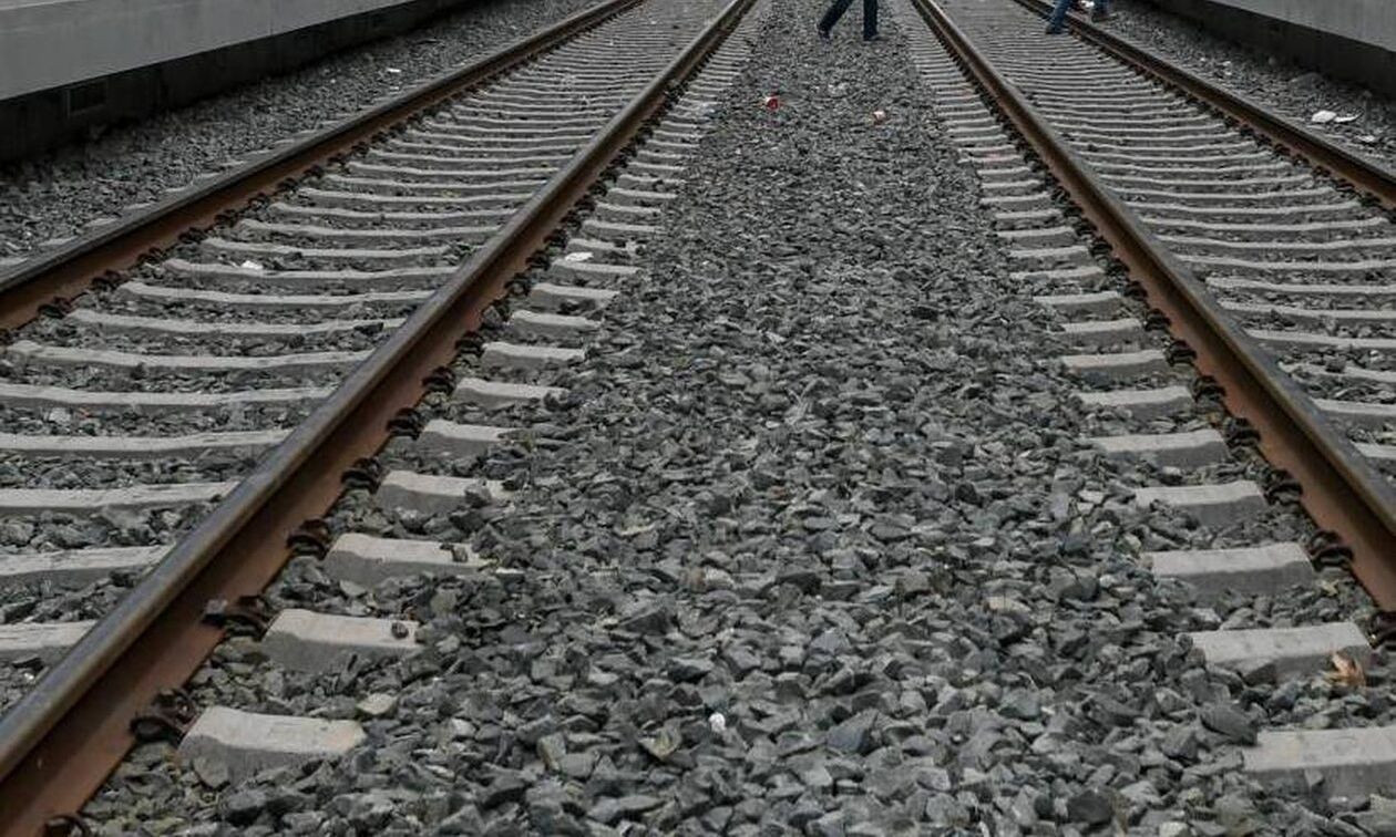 Απίστευτο στην Πάτρα: Τρένο παρέσυρε αυτοκίνητο που ήταν παρκαρισμένο πάνω στις γραμμές