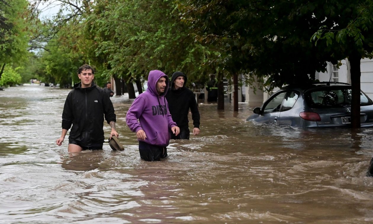 Αργεντινή: 16 νεκροί από τις πλημμύρες – Πάνω από 1.000 κάτοικοι έχουν εγκαταλείψει τις εστίες τους