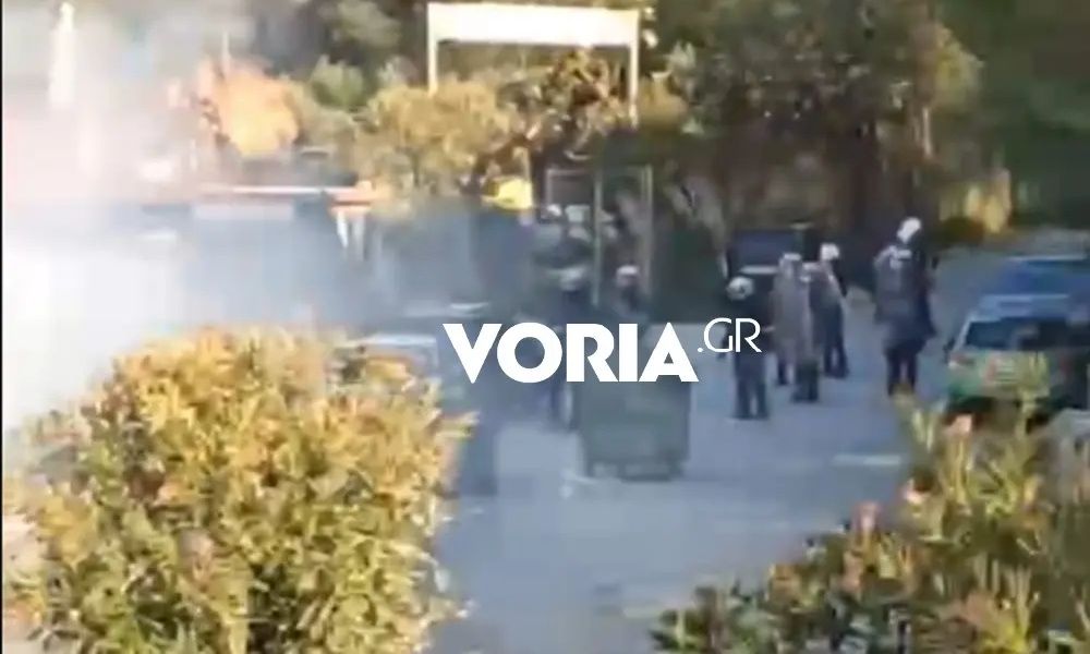 Χάος στο Βόλο: Χημικά και συγκρούσεις αστυνομικών και οπαδών «έπνιξαν» παιδιά που σε κολυμβητήριο