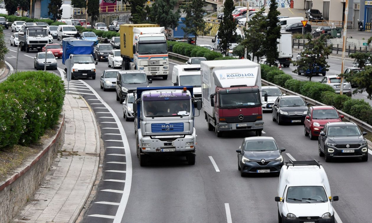 Στο «κόκκινο» η κίνηση σε Κηφισό, Μεσογείων και Κηφισίας – Καθυστερήσεις έως 25′ στην Αττική Οδό