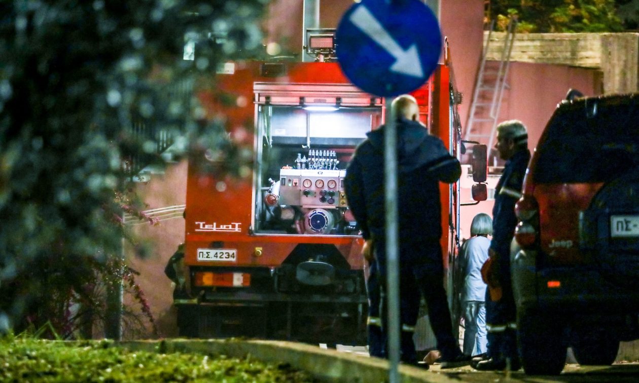 Πάτρα: Εμπρηστική επίθεση σε οχήματα – Γνωστοί επαγγελματίες «φωτογραφίζουν» τον δράστη