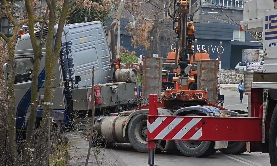 Κίνηση τώρα: Βίντεο από την εκτροπή φορτηγού στο Μενίδι – Πού έχει μποτιλιάρισμα