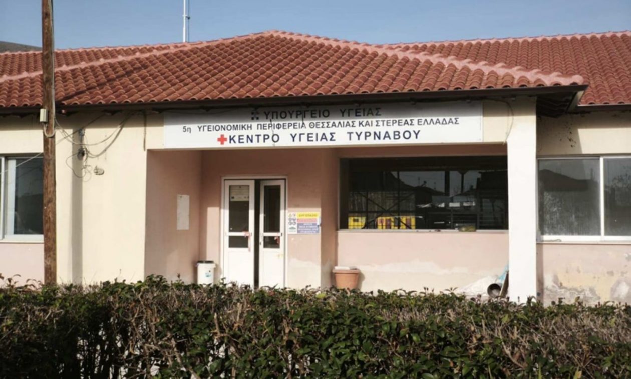 Τύρναβος: Ρομά επιτέθηκαν σε αστυνομικούς και γιατρούς στο Κέντρο Υγείας – Πέντε τραυματίες