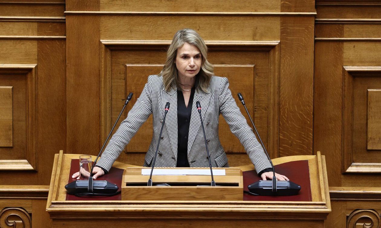 Μιλένα Αποστολάκη σε Φλωρίδη: «Δόθηκε προφορική έγκριση του ανακριτή για το μπάζωμα στα Τέμπη;»