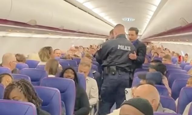 Αναγκαστική προσγείωση αεροπλάνου στην Αθήνα λόγω μεθυσμένης επιβάτιδας – Δείτε βίντεο