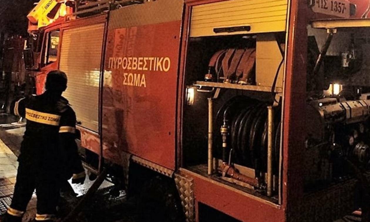 Ηράκλειο: Φωτιά σε εγκαταλελειμμένο κτίριο – Επί τόπου η Πυροσβεστική