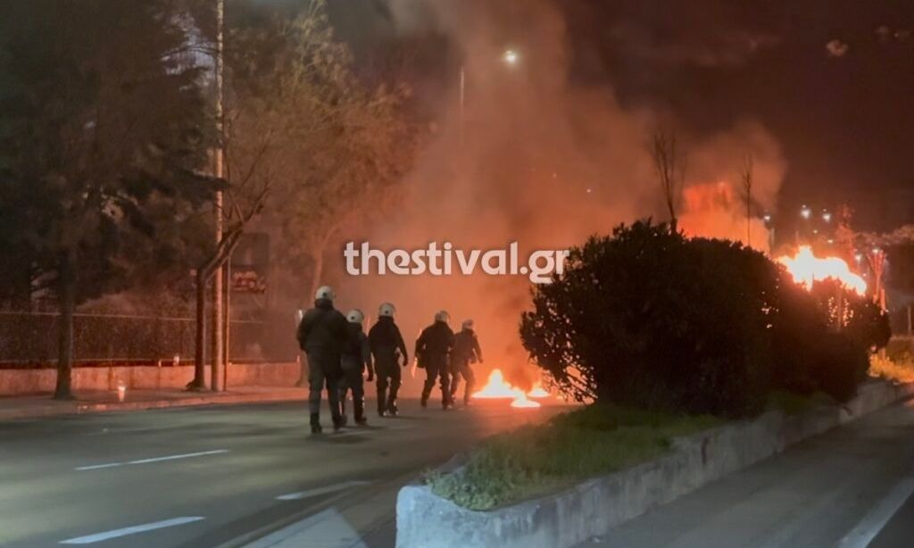 Νύχτα επεισοδίων στη Θεσσαλονίκη: Κουκουλοφόροι επιτέθηκαν σε διμοιρία των ΜΑΤ