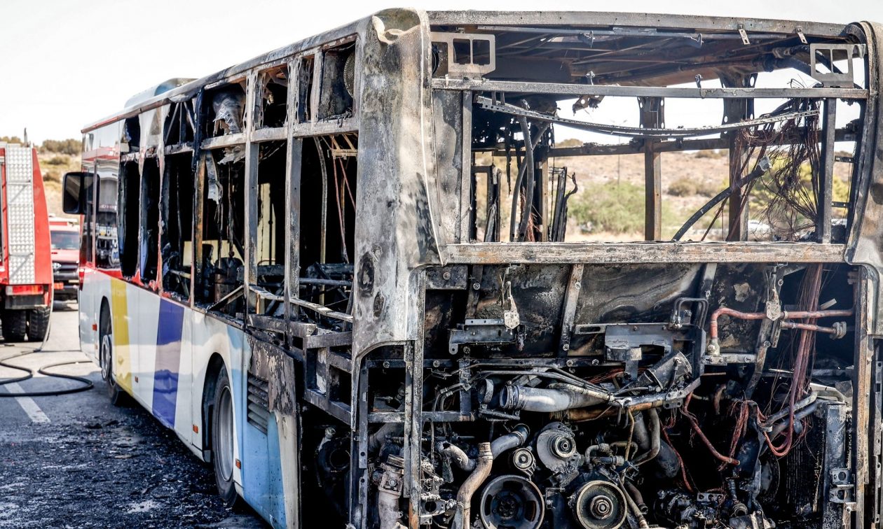 Φωτιά σε λεωφορείο στην Πεντέλη – Με αναπνευστικά προβλήματα στο νοσοκομείο ο οδηγός