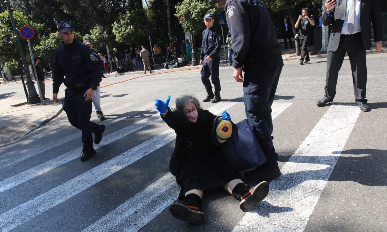 Ελένη Λουκά: «Σόου» έξω από το Προεδρικό Μέγαρο – Ξάπλωσε στο δρόμο και έβριζε