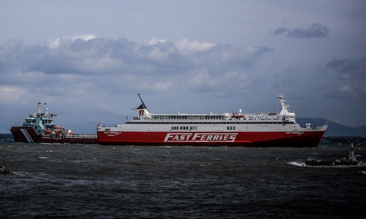 Μηχανική βλάβη στο «Fast Ferries Andros» στο λιμάνι της Μυκόνου – Ταλαιπωρία για τους επιβάτες
