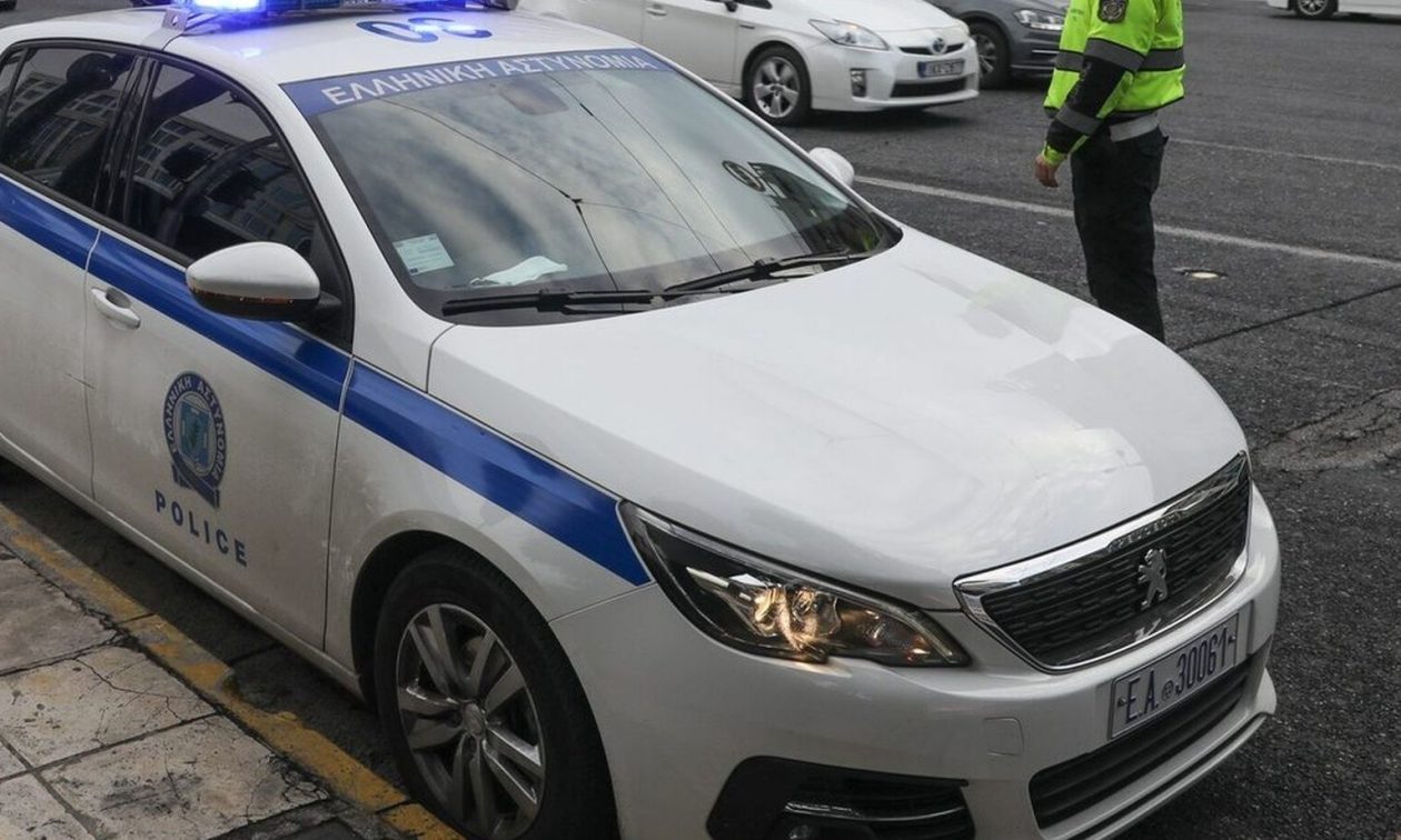 Γνωστός λυράρης στην Κρήτη προσήχθη – Βρέθηκε απαγορευμένο υλικό σε υπολογιστές και κινητά