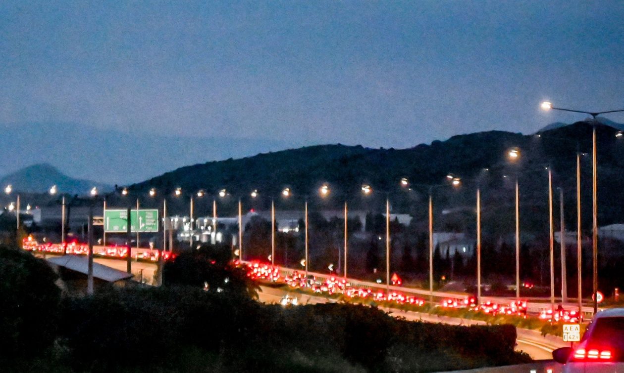 Κίνηση στους δρόμους: Μεγάλες καθυστερήσεις στην Αττική οδό