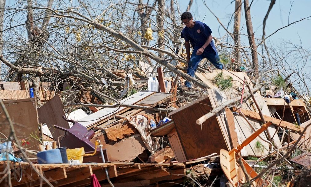 ΗΠΑ: Τουλάχιστον 40 νεκροί από ανεμοστρόβιλους – Τεράστιες καταστροφές και μπλακ άουτ