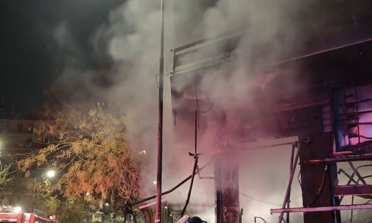 Παρανάλωμα του πυρός φούρνος στη Βουλιαγμένη – Εκκενώθηκε πολυκατοικία, δείτε το βίντεο