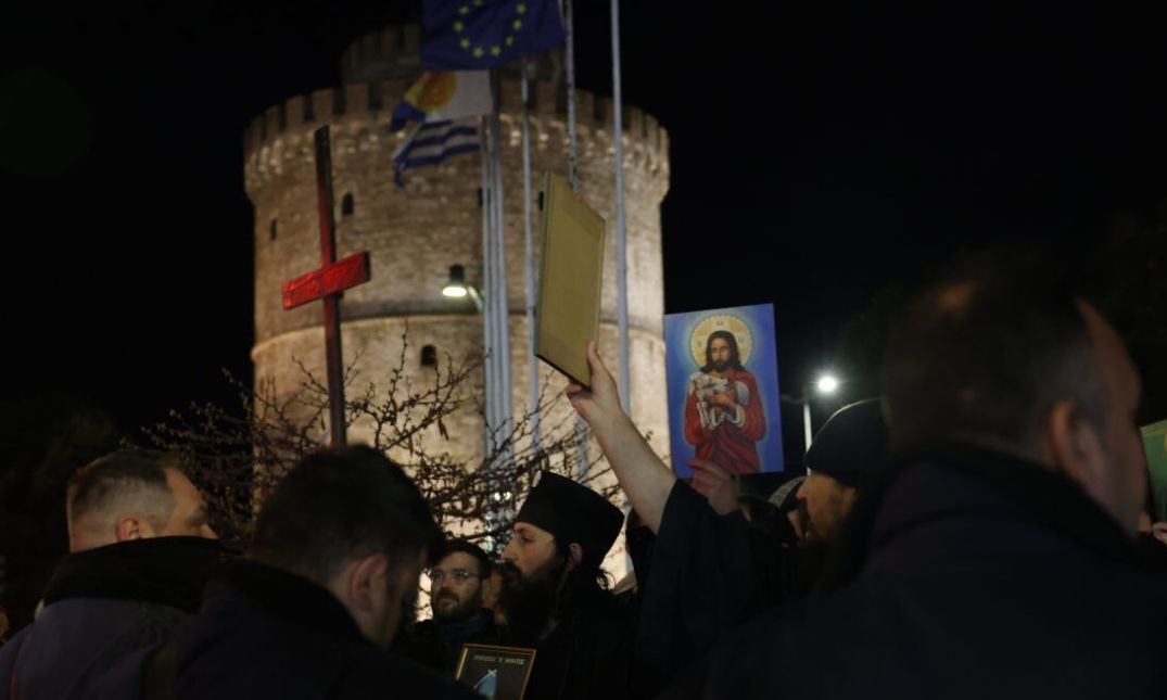Χριστόφορος Ζαραλίκος:  Διαδηλωτές και ΜΑΤ έξω από την παράσταση – Ένταση, χημικά και προσαγωγές