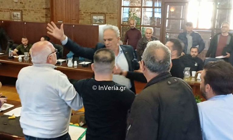 Βέροια: Χαμός στο δημοτικό συμβούλιο – «Θα σου αστράψω μια…» (βίντεο)