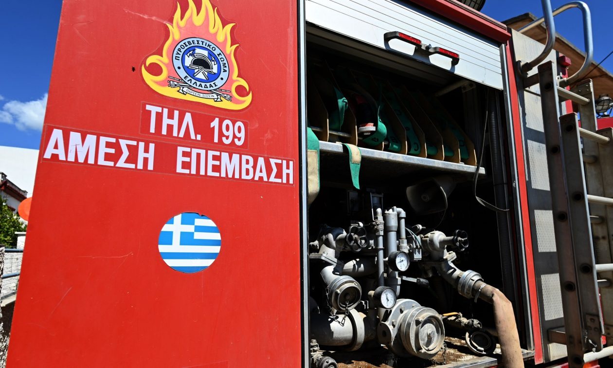 Μετς: Τυλίχθηκε στις φλόγες όχημα – Κυκλοφοριακό «κομφούζιο» στην Ηλιουπόλεως