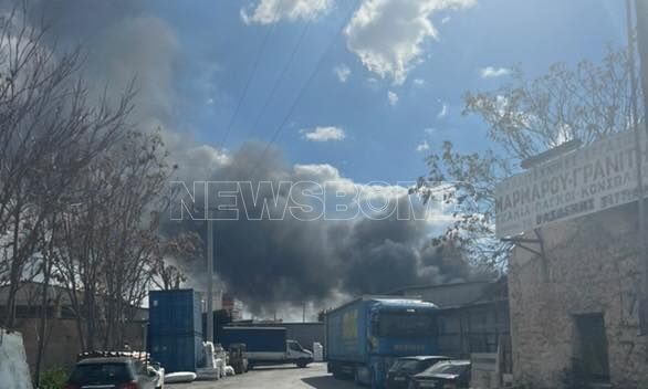 Ήχησε το «112» για τη φωτιά στον Ταύρο: «Κλείστε πόρτες και παράθυρα»