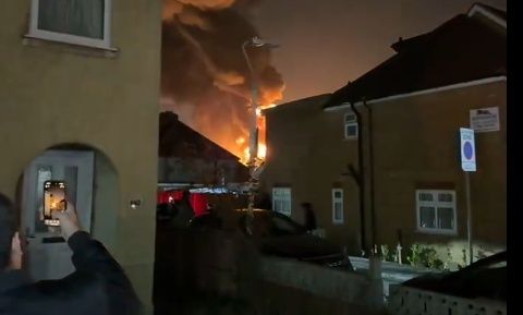 Φωτιά στο Λονδίνο: Συγκλονιστικό βίντεο δείχνει τις φλόγες να «τυλίγουν» τον υπόσταθμο
