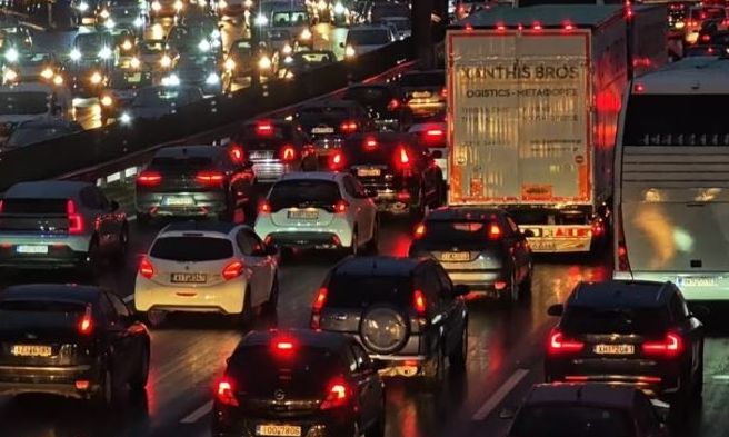 Συγκέντρωση έξω από την πρεσβεία του Ισραήλ – Μεγάλες καθυστερήσεις στην Κηφισίας