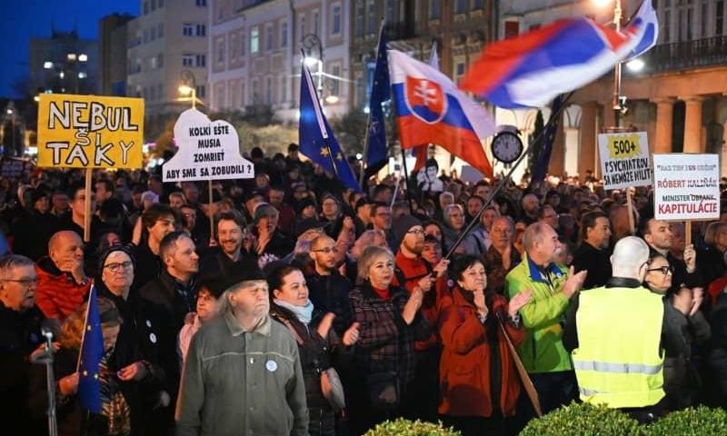 Σλοβακία: Χιλιάδες άνθρωποι διαδήλωσαν χθες κατά του πρωθυπουργού Ρόμπερτ Φίτσο