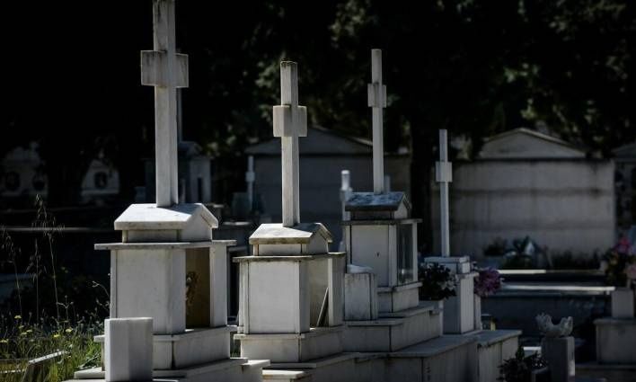 Πάτρα: Όχημα έπεσε πάνω σε μνήματα στο νεκροταφείο