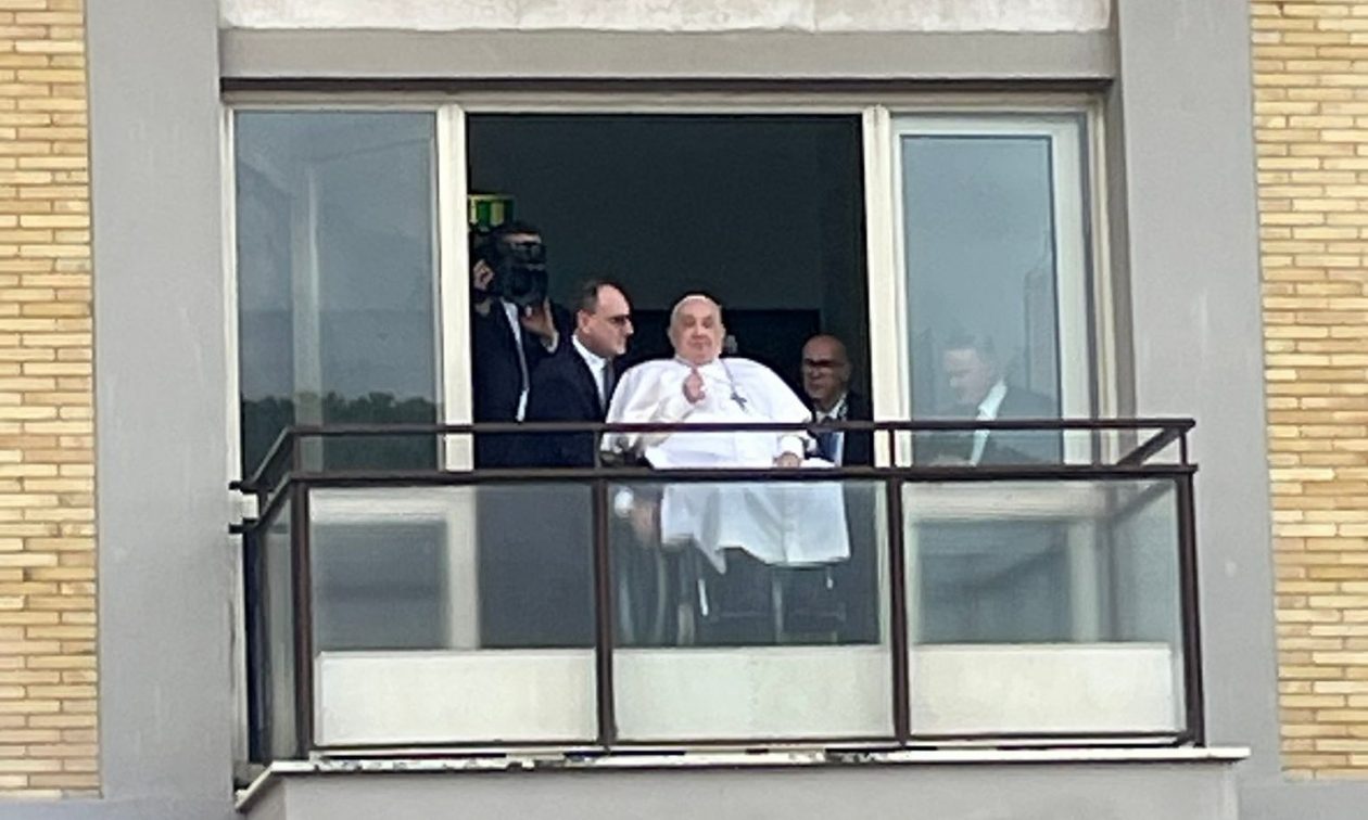 Πάπας Φραγκίσκος: Η πρώτη δημόσια εμφάνισή του από το μπαλκόνι του νοσοκομείου πριν το εξιτήριο