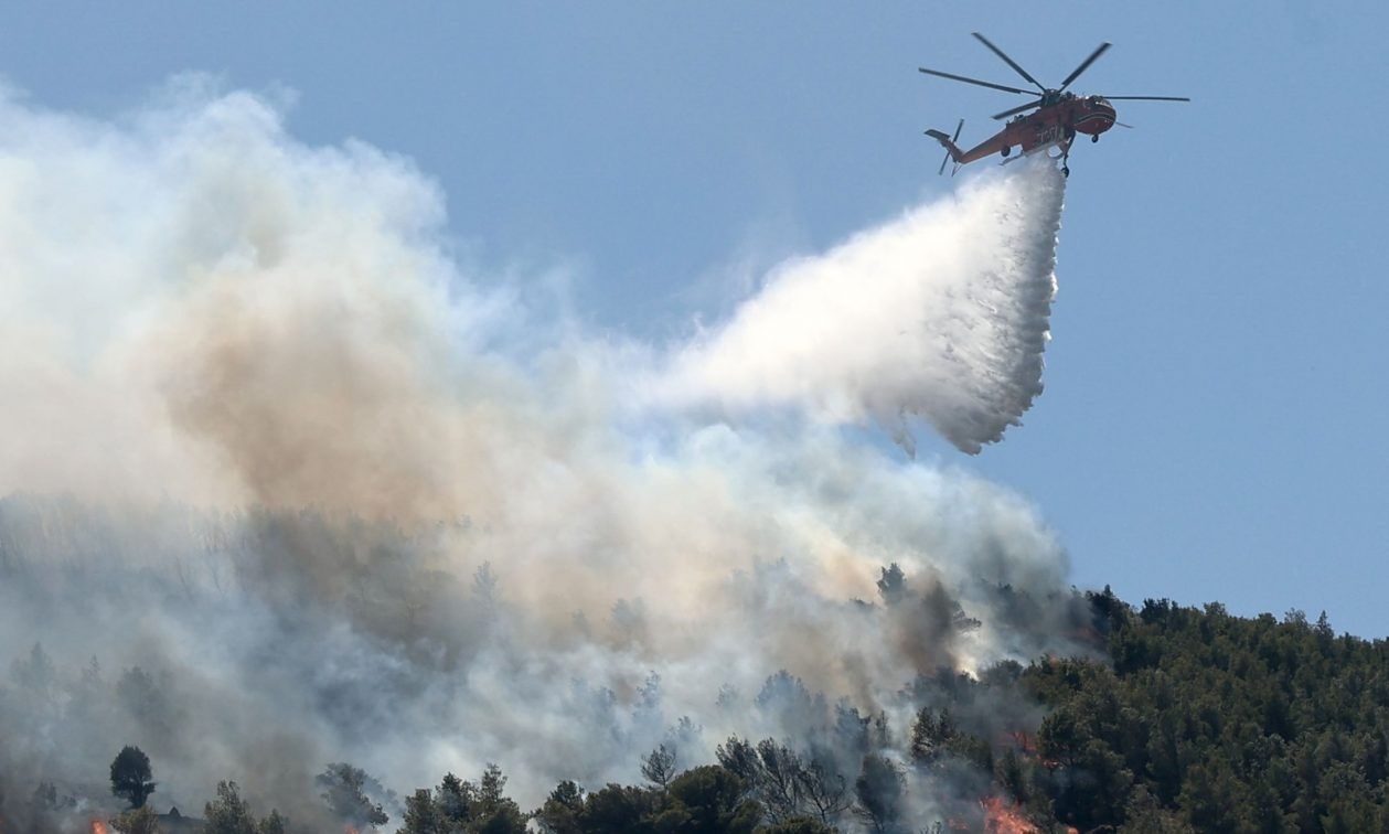 Πυρκαγιά σε δάσος των Καλαβρύτων – Επιχείρει και ελικόπτερο για την κατάσβεση