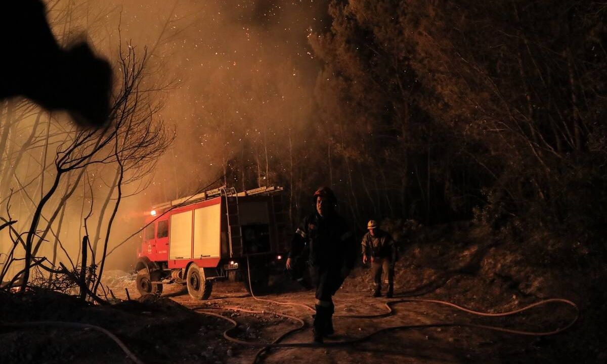 Φωτιά στη Λευκάδα: Καλύτερη η εικόνα του μετώπου στον Άγιο Νικήτα