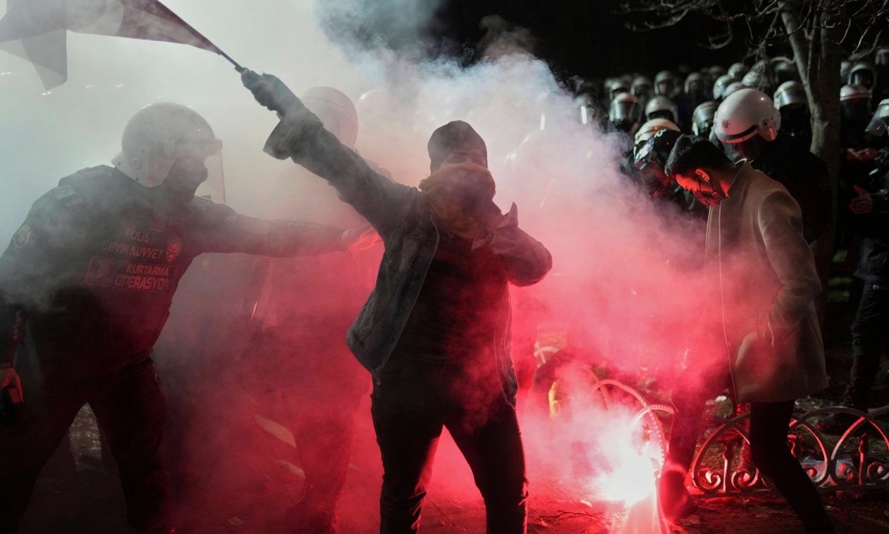Τουρκία: Στους 1.133 οι συλληφθέντες – «Κίνημα βίας» οι διαδηλώσεις για τον Ερντογάν