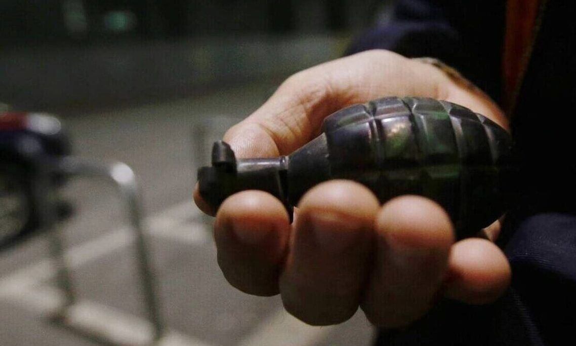 Θρίλερ στο Βόλο: Απείλησε να ανατινάξει με χειροβομβίδα την πρώην σύζυγο και το παιδί του