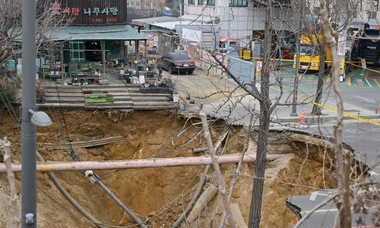 Νότια Κορέα: Τρομακτικό βίντεο – Μοτοσικλετιστής εξαφανίζεται σε τρύπα και βρίσκεται νεκρός 17 ωρες