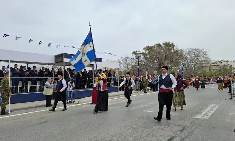 25η Μαρτίου – Ηράκλειο: Πλήθος κόσμου στη μαθητική παρέλαση – Βίντεο